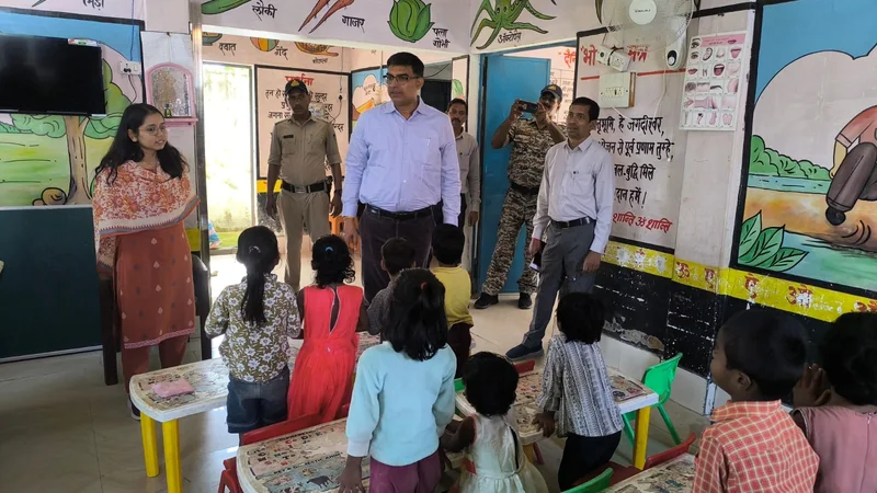 कलेक्टर ने निगवानी आंगनवाड़ी केंद्र का निरीक्षण कर व्यवस्थाओं का लिया जायजा